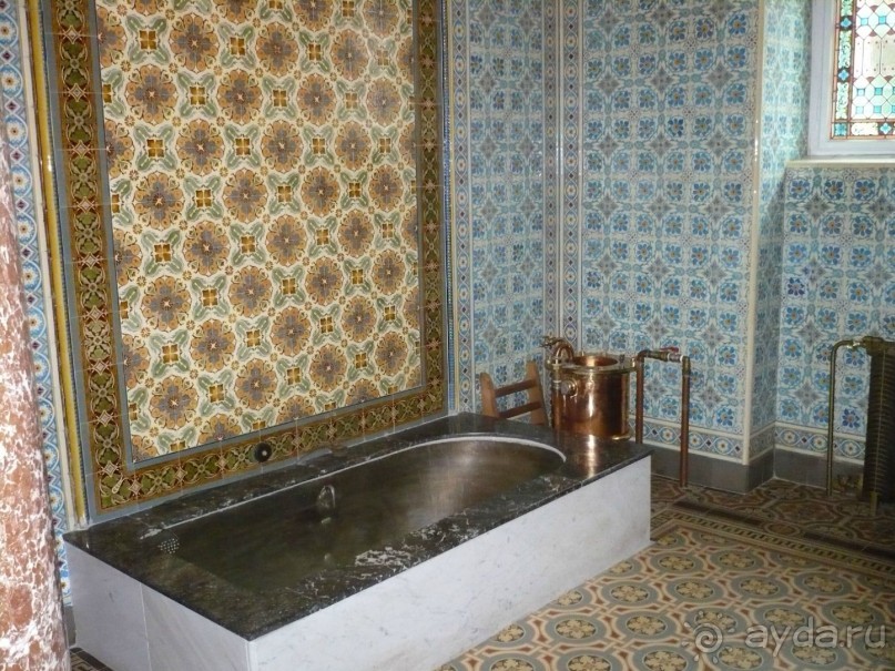 В нем до сих пор есть Королевская кабина английского короля Эдуарда VII и Императорская кабина австрийского монарха Франца Иосифа II Габсбургского. 


Вот одна из них, только не помню, чья именно.
