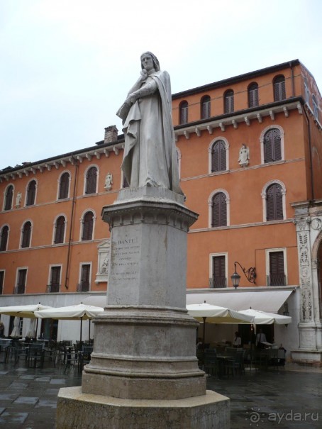 Я тут уже упоминала Данте в связи с Домом Ромео. Вот, кстати ему памятник в Вероне поставлен, как раз напротив Лоджии дель Консильо.

