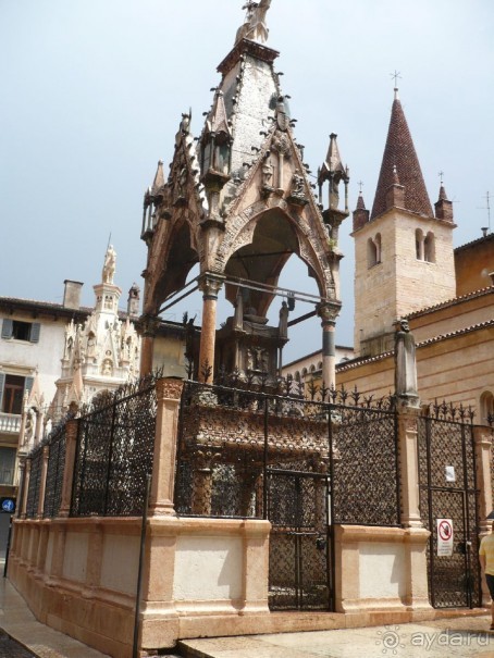 Дом Ромео располагается на Виа делле Арке Скалинджере. Это улица так называется, потому что на ней находятся три другие превосходные достопримечательности  Вероны - Арки Скалиджеро. Они являются  усыпальницей рода Делла Скала, который управлял Вероной в XIII-XIV веках.  

Две арки представляют из себя великолепные надгробные монументы, напоминающие рыцарские шатры, окруженные кованой решеткой.

