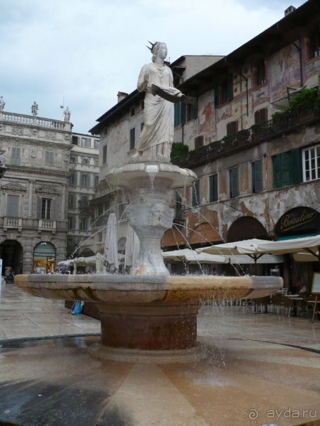 В центре площади стоит Фонтан Веронской Мадонны – шедевр эпохи Скалиджери. Он был возведен в 1368г., вскоре фонтан стал одним из символов города. Любопытно, что при оформлении фонтана была использована древнеримская статуя с изображением молодой женщины – единственная из сохранившихся статуй, стоявших в местном Капитолии. 