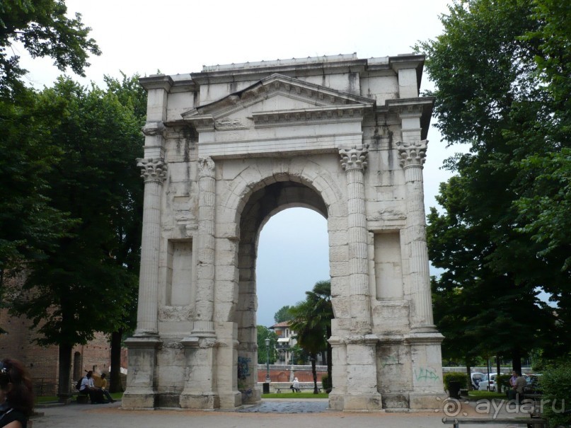 Первая достопримечательность, которую мы увидели в Вероне. Арка Гави.