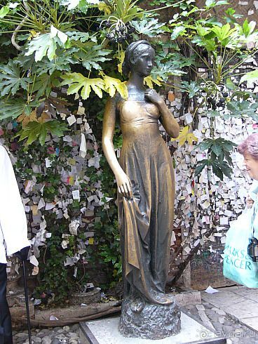 Во дворе стоит бронзовая скульптура прекрасной Джульетты. По преданию, кто коснется правой груди статуи – сделает свою любовь вечной и нерушимой. Вот и истерли паломники любви бронзу до золотого блеска.