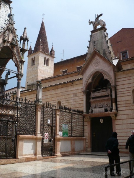 А третья арка водружена над входом в церковь Санта Мария Антика – семейный храм рода Делла Скала.