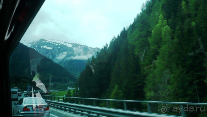 Машинки резво катятся по великолепным итальянским Альпам.