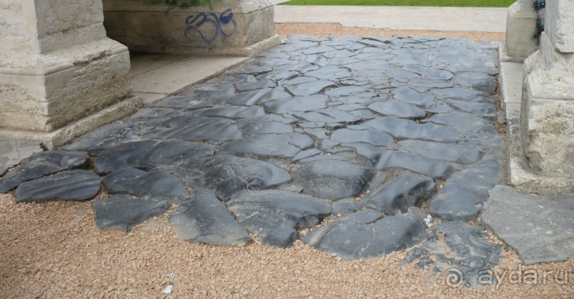 Под Аркой Гави сохранился участок древнеримской мостовой. Мы прошли по этим древним камушкам и оказались на набережной реки Адидже, которая не раз затопляла Верону. В 1956 году был построен тоннель Мори-Торболе который пропускает 500 кубометров воды в секунду из реки Адидже в озеро Гарда, когда существует опасность наводнений. Тоннель сократил риск затопления города от одного раза в семьдесят лет до одного раза в два столетия. Последний потоп случился в 1882 году. 