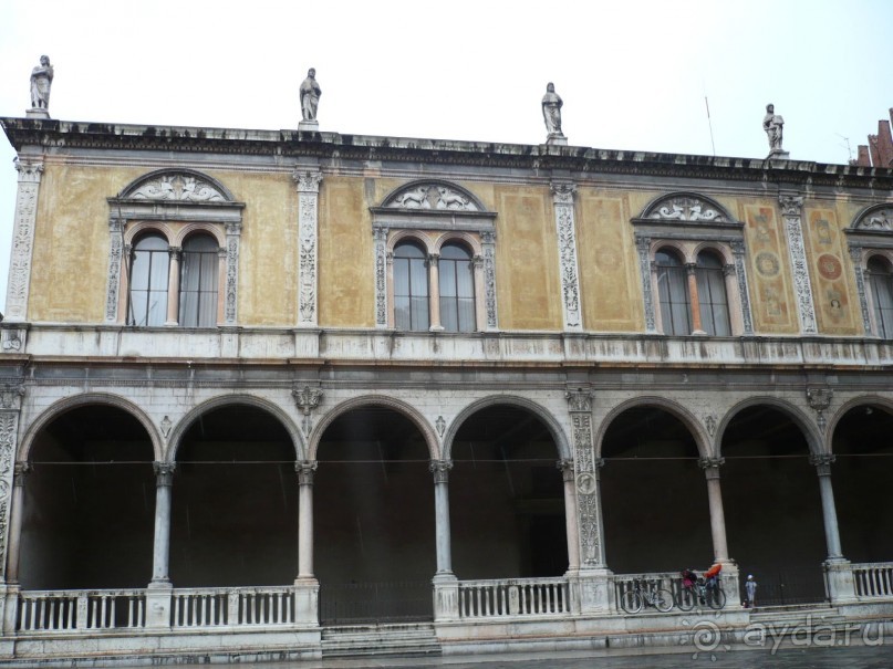 Одним из самых изящных и продуманных образцов веронской архитектуры считается Лоджия дель Консильо. Мне это здание изящным не показалось, хотя может быть, я и ошибаюсь. Наверное, его уже надо реставрировать, тогда, может, проявится его неповторимое изящество. Над арками должны быть видны фрески, но они еле проступают.  
Вообще, памятники в Италии немного облезлые, требуют хорошей реставрации. Но, видимо, денег нет или руки не доходят. 

Хотя, когда я уже разместила свой рассказ в сообществе «Вокруг света» в Интернете, в комментариях мне сказали, что это умышленная политика государства в отношении своих памятников. Они не реставрируют их как можно дольше, чтобы не «стирать налет старины». Может быть, это и правильно. Но вот в Чехии и Германии, где памятники наоборот приводятся в порядок как можно чаще, мне понравилось больше.


