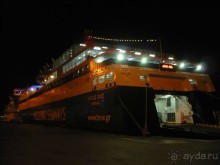 В афинском морском порту. Это не тот паром, который уходит на Крит.  