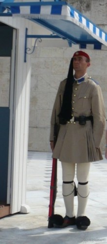 Эвзон - солдат почетного караула возле Парламента Греции