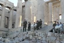 Ночной караул выводят из Акрополя.