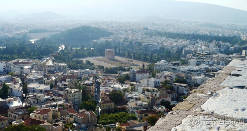 На снимке виден Олимпион – один из памятников, гордящийся своим древнейшим происхождением. Он посвящен Зевсу Олимпийскому. Легенда связывает его появление с мифом о Девкалионе и Пирре, единственных людях, выживших после потопа, посланного Зевсом в наказание человечеству