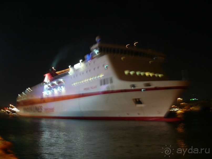 Паром, уходящий на Крит. Извините за качество фото. Но другого нет, а пором показать очень хочется.