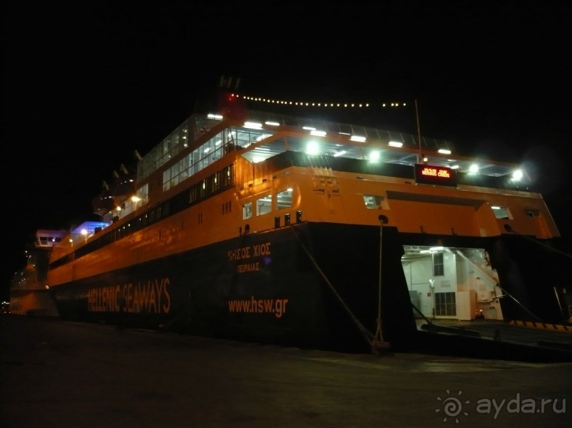 В афинском морском порту. Это не тот паром, который уходит на Крит.  