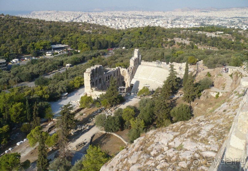 Уже в начале нашей эры в 161г. был построен другой театр – Одеон Ирода Аттического. Назван он так в честь афинского философа и оратора, который возвёл этот театр в память о своей супруге. В настоящее время он был полностью перестроен и до сих пор используется для проведения концертов и музыкальных спектаклей.