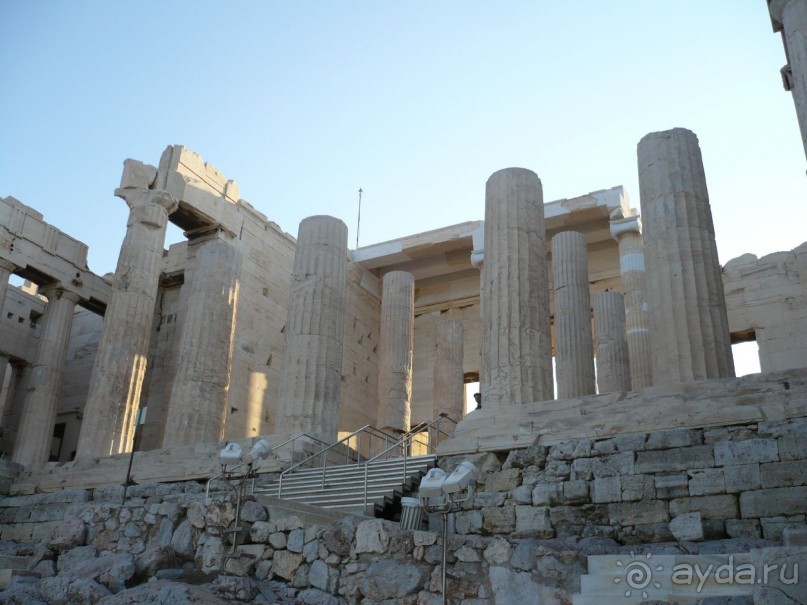 Пропилеи - вход в Акрополь.