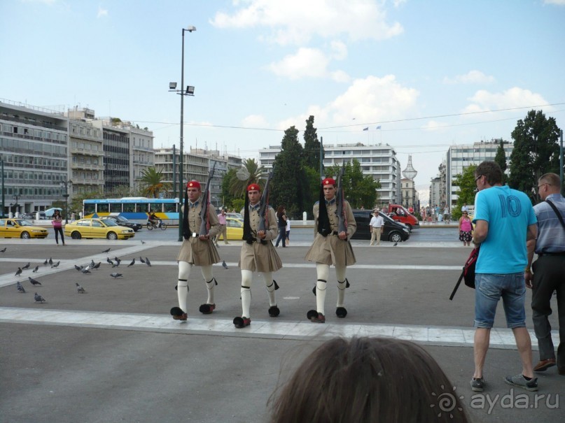 Смена почетного караула эвзонов.