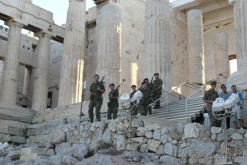 Ночной караул выводят из Акрополя.