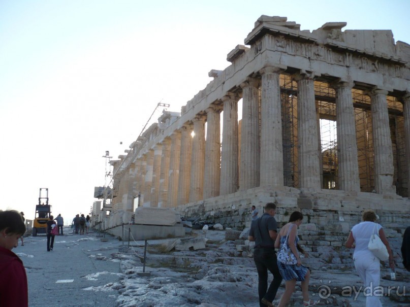 Колонны Парфенона просвечивают в утреннем солнце, как китайский фарфор.