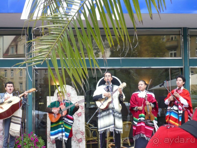 Артисты из Колумбии на ежегодном фольклорном фестивале