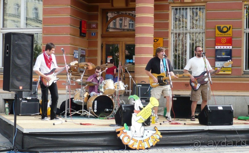 Ансамбль с забавным названием "Козлята". Слушала я их, слушала, и вдруг над ухом как что-то зажужжит. Огладываюсь, прямо над моей головой с крыши торговой палатки свешиваются два огроменных уса сантиметров по 15. Если усы такие мощные, какой же тогда сам жук! Дунула я оттуда, только пятки засверкали. Так боюсь всяких этих тварей, бррррр!

