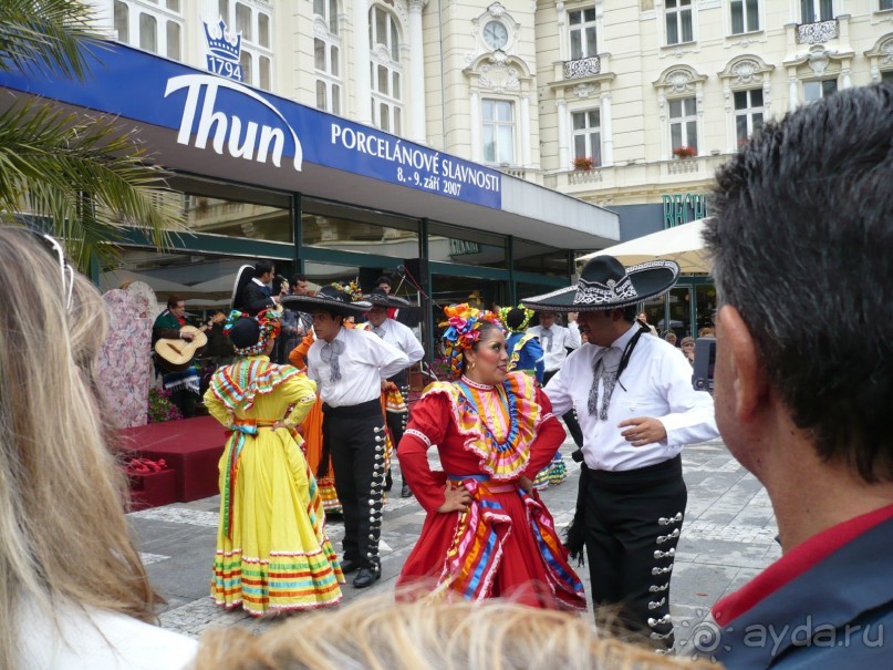 Артисты из Колумбии на ежегодном фольклорном фестивале