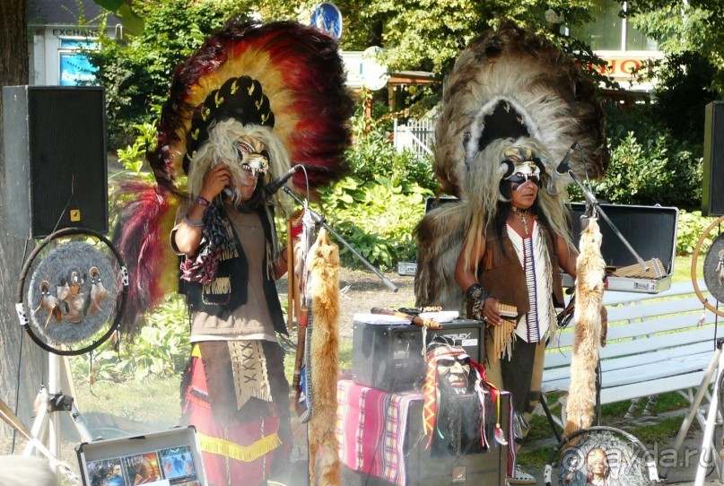 Уличные музыканты. Я их и прошлом году видела и в позапршлом тоже. Видимо, денежку зарабатывают.