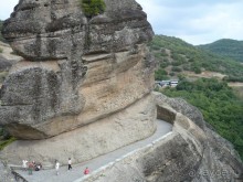 Площадка для отдыха на середине пути к монастырю на скале