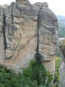 Плющ лезет на скалы