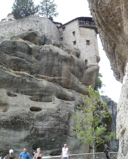 Из таких вот башен спускали канаты для поднятия тяжестей на скалу