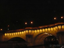 Ну вот, это немного о мостах. 

А вообще, плавая вечером по Сене, мы наблюдали невероятно оживленную ночную жизнь Парижа. На берегах было полно народу, который гулял, сидел за столиками в кафе и даже танцевал. Не помню где это было. Но представьте, на берегу играет Парижское танго и несколько пар так красиво танцуют! Это было так великолепно, сердце просто замирало от восторга. Именно такой Париж я хотела увидеть, загадочный и романтичный, элегантный и прекрасный, современный и в то же время Париж-ретро. Как мне хотелось остаться там на берегу вместе с танцующими парами. Но…Мы плыли дальше. А на другом берегу собралась молодежная тусовка. Там звучали уже совсем другая музыка и ритмы. Но это тоже было чудесно. Там у них было очень весело. Жизнь в Париже не останавливается ни  на минуту. Днем – это толпы туристов, снующих от одной достопримечательности к другой. А ночью – это целующиеся парочки, никуда не спешащие люди, музыка, огни, романтика… Мне так всё это нравится.

Мы вернулись к Эйфелевой башне. Немного погуляли возле неё, дожидаясь очередного светового шоу. А вокруг бурлила яркая ночная жизнь. Темнокожие парни разворачивали свою аппаратуру, а потом так здорово танцевали рэп. Немного в стороне их собратья толкались между туристами, предлагая им сувениры – маленькие Эйфелевы башни, которые были нанизаны на проволоку и позвякивали у них на шее как амулеты. Открывались различные мелкие лавочки с сумками, платками, всякой всячиной. Потом мы смотрели на великолепно рассвеченную и сияющую Эйфелеву башню. Шоу закончилось и нам надо было ехать в отель, так как на следующий день нам снова предстояла насыщенная программа и возвращение домой. Уходить не хотелось, но надо. В Париже 1,5 дня – это невероятно мало! Зато теперь есть основание сюда вернуться и ещё раз прожить эту яркую и незабываемую жизнь, но уже в замедленном темпе.

Продолжение следует.
