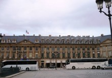 Окружают площадь здания, где находятся самые дорогие отели, например отель Ритц, в котором 35 лет прожила Коко Шанель, в нем какое-то время роскошные апартаменты занимали герцоги Винзорские. 