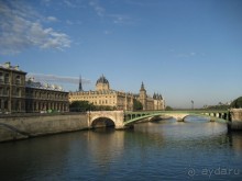 Следующий мост называется Нотр-Дам (Pont Notre-Dame). На месте этого моста уже в античные века располагался мост через Сену. В 19 веке из-за большого количества столкновений барж с мостом, мост Нотр-дам получил в простонародье название Чёртов мост (Pont du Diable). Чтобы облегчить баржам проход под мостом, были убраны три центральные арки и заменены металлической конструкцией.  Кстати, за ним виднеется мост Менял.

