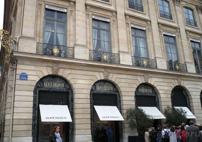  А еще здесь самые дорогие бутики известных мировых торговых фирм. Витрины знаменитых ювелирных магазинов. Здесь совершаются покупки, скрытые от посторонних глаз.