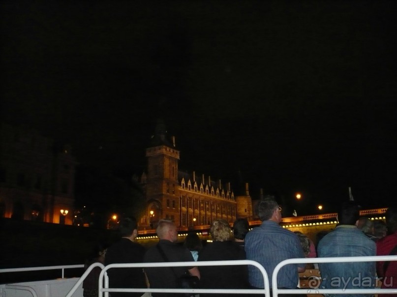Теплоходная прогулка началась в 21.00. Мы специально так подгадали, чтобы посмотреть Париж при вечернем освещении. Ночных фото практически нет. Видите, что получалось.