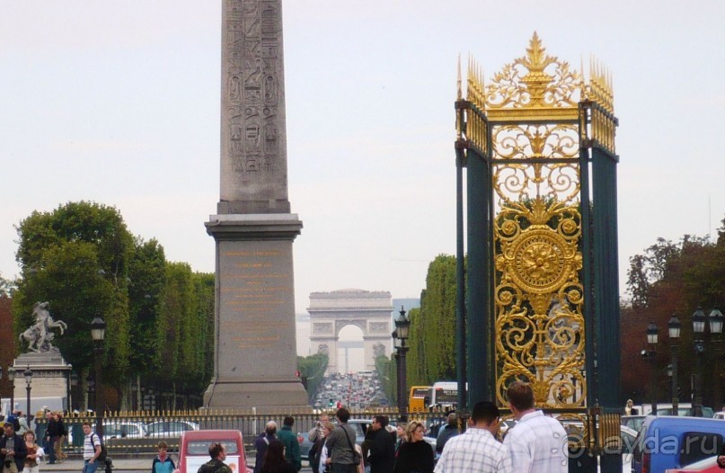 С площади Согласия хорошо просматриваются Елисейские поля и Триумфальная арка.