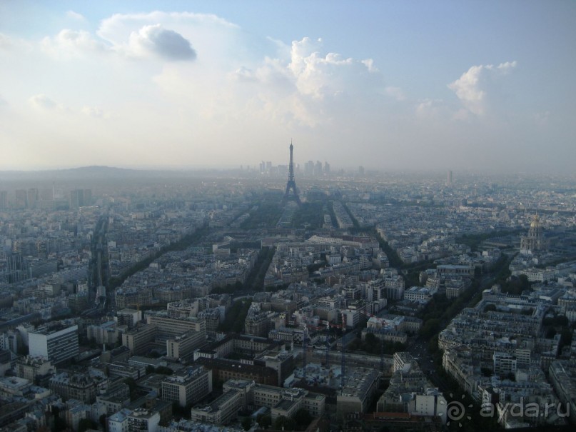 Это фото сделано моей приятельницей со смотровой площадки башни Монпапрнас. Она имеет 54 этажа. Красота такая! Прямо готовая открытка.