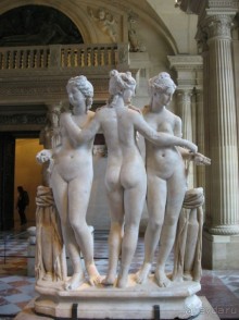 А это узнаёте? Это же три грации.