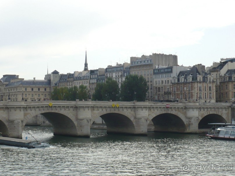 Ещё один мост – Новый (Pont Neuf) Как ни странно, но (Pont Neuf) – один из самых старых мостов Парижа. В отличие от других мостов того времени, Новый мост не был застроен домами и имел тротуары для пешеходов. В течение многих десятилетий Новый мост был одним из самых оживленных мест Парижа: по обеим его сторонам размещались временные лавочки и балаганы, исчезнувшие лишь в XIX веке. Но до сих пор Pont Neuf любимое место встреч и прогулок парижан и гостей столицы. Здесь часто устраиваются различные перфомансы. Мост то драпируют тканью, то усыпают живыми цветами. Эта идея пришла в голову Кензо в 1994 году. 
Это самый романтический мост Парижа, соединяющий правый и левый берега Сены с западной частью острова Сите. 
