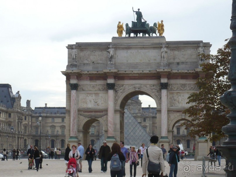 Сад Тюильри заканчивается Аркой Карусель, за которой начинается Большой Лувр.