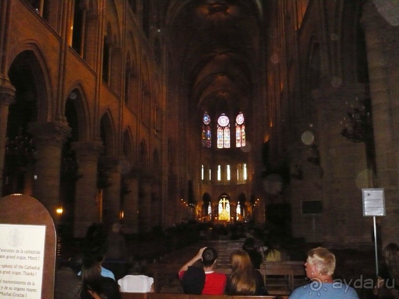 Мы входим внутрь собора. Кстати, вход бесплатный. Сначала нам показалось там темно. Собор освещается только естественным светом, тем, что проходит сквозь витражи, во время служб подсвечивается еще свечами. Но потом наши глаза привыкли и нам уже хватало света.