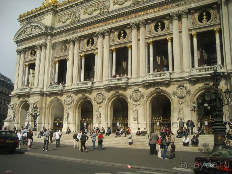 В любое время на ступенях театра сидит народ. Что они здесь делают, не знаю.