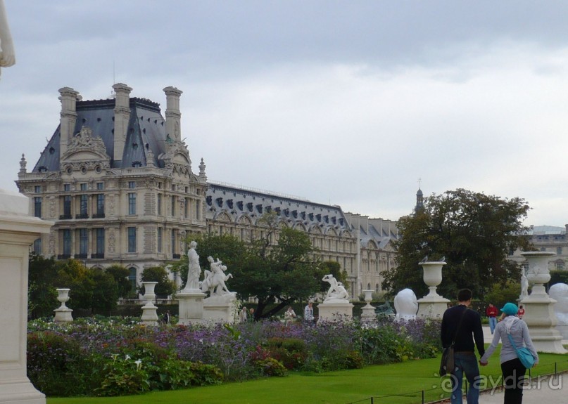  Среди множества фонтанов, бассейнов, скульптур… цветов, трав и дерев.