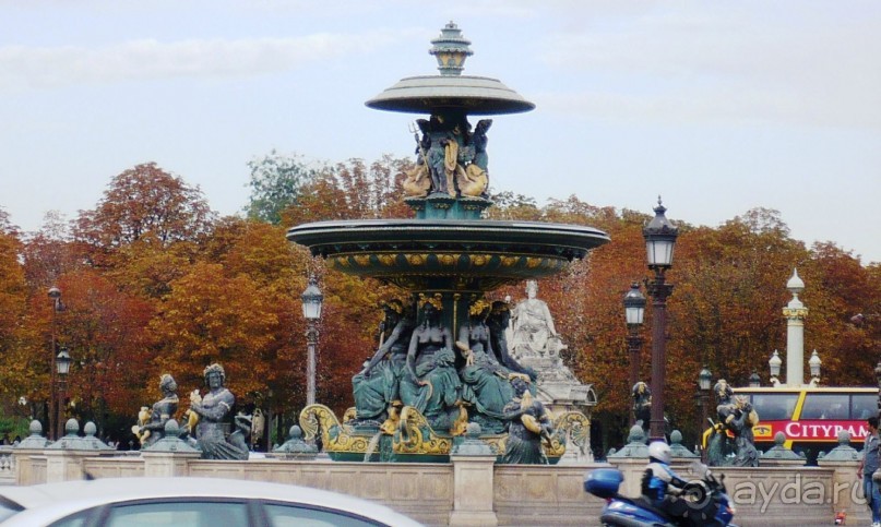 По краям от обелиска размещены два фонтана.