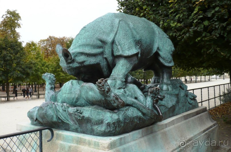 Дальше наш путь пролегал к Площади Согласия (Place de La Concorde). При этом мы прошли по краю  сада Тюильри (Jardin  Des Tuileries). Вот такую интересную скульптуру я здесь увидела.