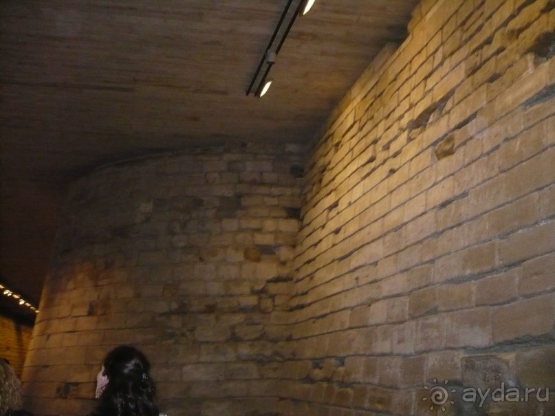 Мы заходим в Лувр. Начинаем осмотр с подвалов, с того места, где были обнаружены останки древней крепости.