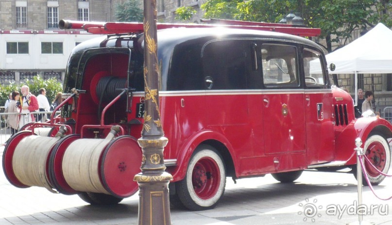 Возле Дворца правосудия проходила выставка старых пожарных машин. Посмотрите, какие они забавные.