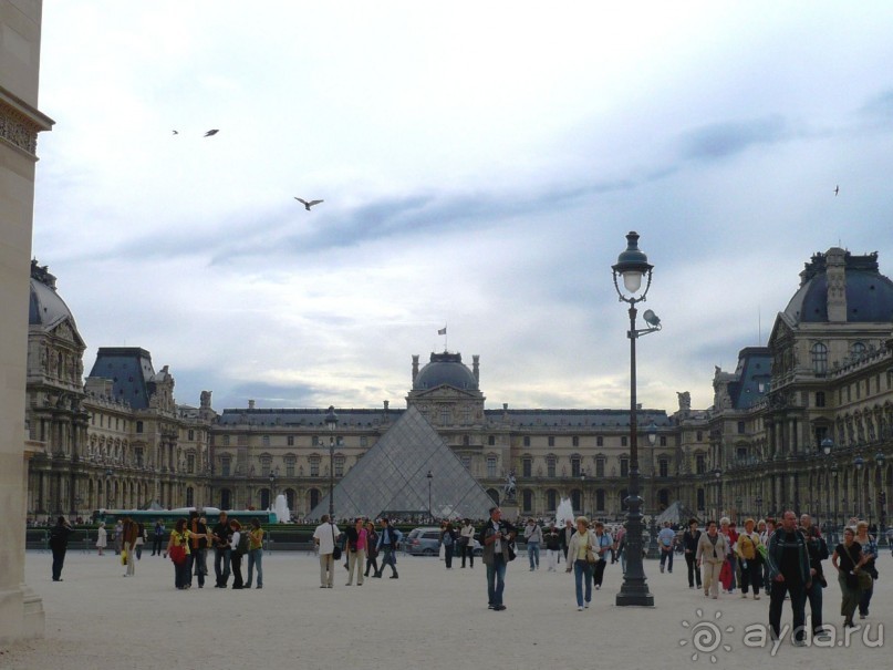 Лувр основан в 1200 году как крепость у реки Сены. В то время крепость еще не была королевской резиденцией, в ней разместили королевскую казну и архивы. В XIV веке в Лувре стал жить король Карл V. Он построил библиотеку. После этого все последующие короли что-то пристраивали или перестраивали в Лувре. Так возник Большой Лувр, представляющий собой комплекс зданий, соединенных одной площадью.