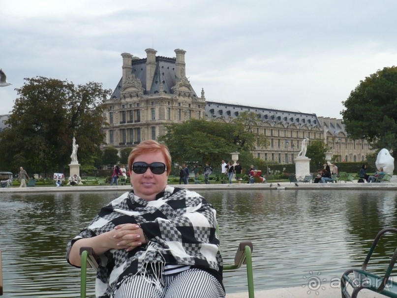 Я тоже посидела на стуле возле большого бассейна.