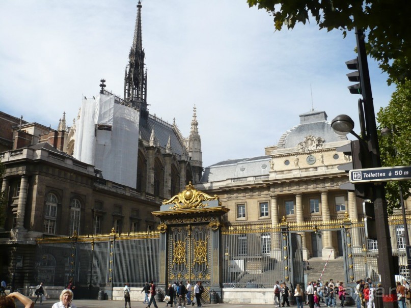 А это фасад Дворца правосудия.