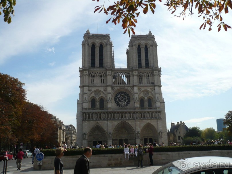 И конечно же, самой главной достопримечательностью острова Ситэ является Собор Парижской богоматери (Notre-Dame-de-Paris). Это его фасад.