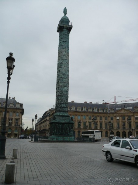 . После театра мы посетили Вандомскую площадь (Place Vendome). Посреди нее стоит Вандомская колонна с рельефами, изображающими подвиги наполеоновской армии. Колонна для меня лично ничего из себя не представляла. Позеленевшая медная стелла довольно неопрятного вида.